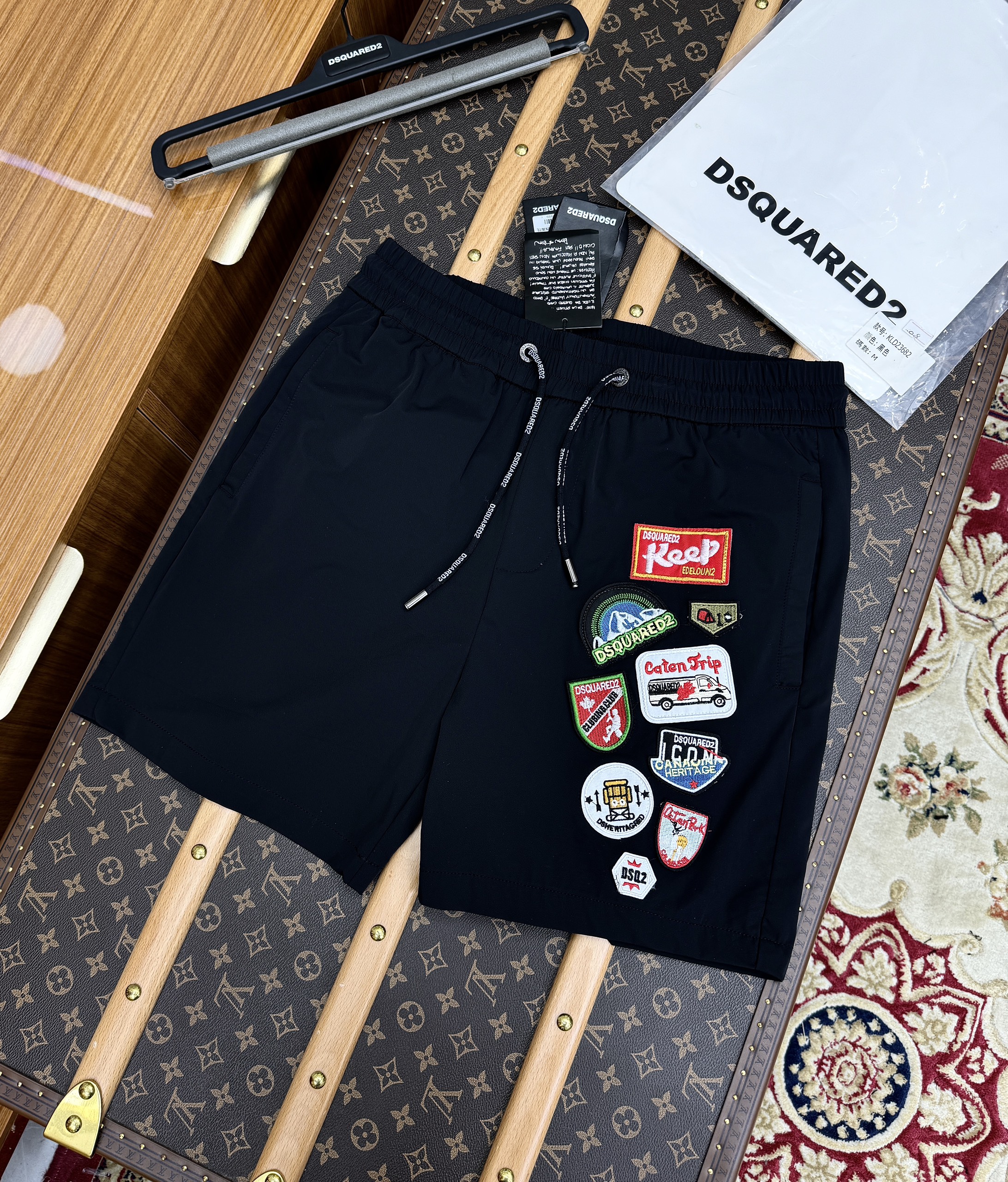 Quần short gió Dsquared2 DSQ2 họa tiết tag huy hiệu thêu Like Auth 1-1 on web CD